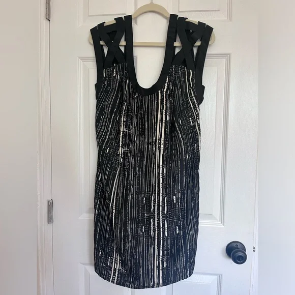 Elegant Black and White Women's Dress - Picture 1 of 5